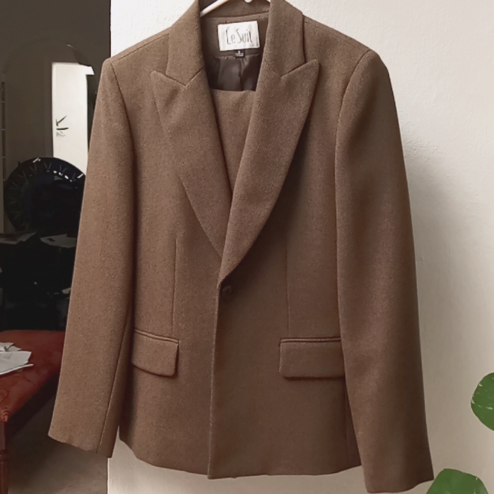 Le Suit skirt suit. Light Brown. Beautiful.
